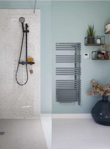 Cala Twist +Air électrique, pivot à droite - TLNRT | Acova_Seche-serviettes-Elec-Cala Twist Air_Amb_blue grey_500W_HD.jpg Cala Twist +Air électrique, pivot à droite - TLNRT | Acova_Seche-serviettes-Elec-Cala Twist Air_Amb_blue grey_500W_HD.jpg