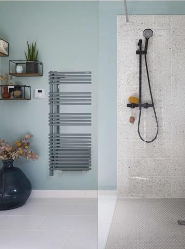 Cala Twist +Air électrique, pivot à gauche - TLNLT | Acova_Seche-serviettes-Elec-Cala Twist Air_Amb_pivot gauche_blue grey_500W_HD.jpg Cala Twist +Air électrique, pivot à gauche - TLNLT | Acova_Seche-serviettes-Elec-Cala Twist Air_Amb_pivot gauche_blue grey_500W_HD.jpg