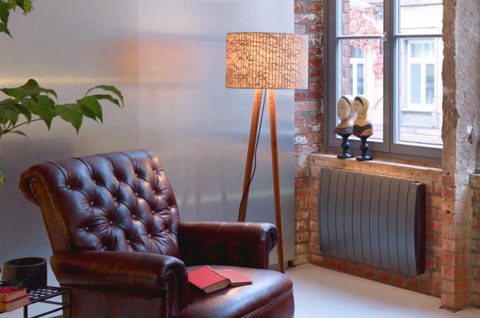 Photo d'ambiance bureau avec radiateur Acova Taiga Premium noir