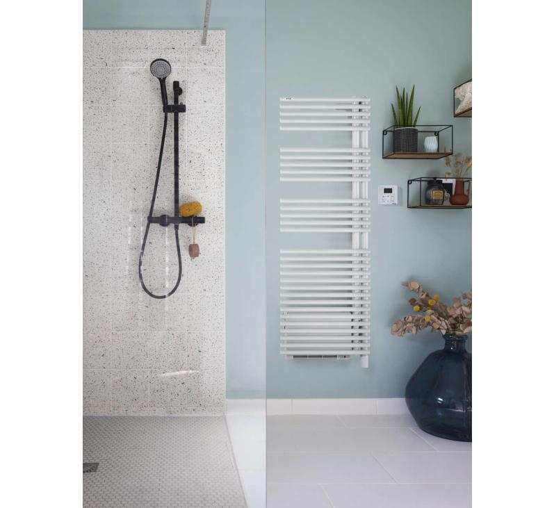Cala Twist +Air électrique, pivot à droite - TLNRT | Acova_Seche-serviettes-Elec-Cala Twist Air_Amb_blanc_750W_HD.jpg