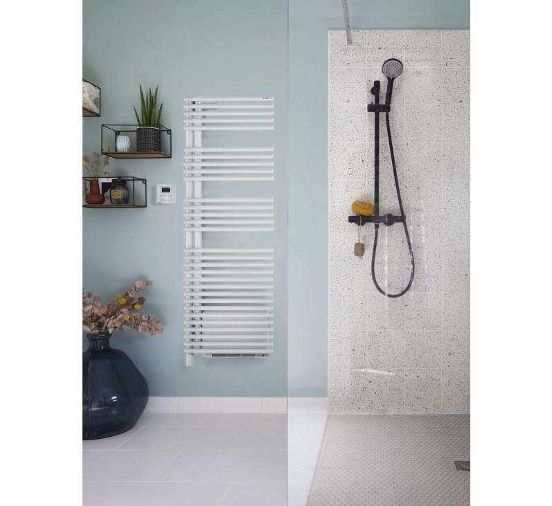 Cala Twist +Air électrique, pivot à gauche - TLNLT | Acova_Seche-serviettes-Elec-Cala Twist Air_Amb_pivot gauche_blanc_750W_HD.jpg